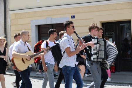 Kamnik danes v znamenju maturantske četvorke, v kateri je zaplesalo preko 200 maturantk in maturantov (2)